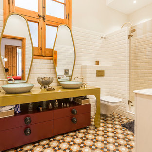 Diseño de cuarto de baño con ducha, bohemio, con baldosas y/o azulejos blancos, lavabo sobreencimera, ducha con puerta con bisagras, encimeras verdes, armarios tipo mueble, puertas de armario rojas, ducha empotrada, baldosas y/o azulejos de cemento, paredes blancas y suelo multicolor
