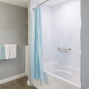 Kleines Country Duschbad mit Schrankfronten im Shaker-Stil, weißen Schränken, Badewanne in Nische, Duschbadewanne, Toilette mit Aufsatzspülkasten, blauen Fliesen, blauer Wandfarbe, Vinylboden, Unterbauwaschbecken, Quarzwerkstein-Waschtisch, braunem Boden, Duschvorhang-Duschabtrennung und weißer Waschtischplatte in Vancouver