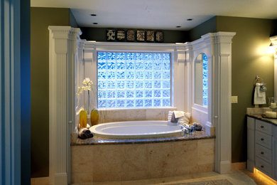 Inspiration för mellanstora klassiska en-suite badrum, med luckor med infälld panel, vita skåp, ett platsbyggt badkar, bruna väggar, klinkergolv i keramik, ett undermonterad handfat, granitbänkskiva och beiget golv