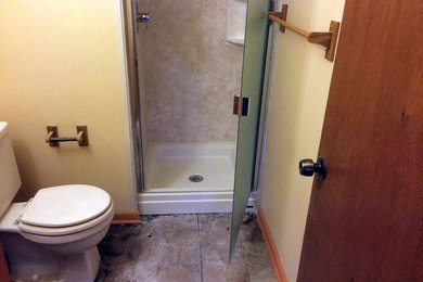 Imagen de cuarto de baño clásico pequeño con ducha empotrada y aseo y ducha