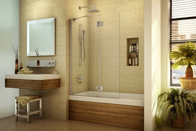 クリーブランドにある高級な小さなコンテンポラリースタイルのおしゃれな浴室 (アルコーブ型浴槽、壁付け型シンク、ベージュの壁) の写真