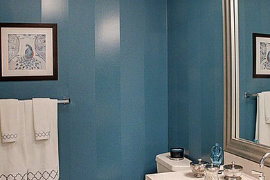 Стильный дизайн: маленькая ванная комната в стиле неоклассика (современная классика) с накладной раковиной, фасадами с декоративным кантом, светлыми деревянными фасадами, столешницей из ламината, раздельным унитазом, синими стенами и полом из керамической плитки для на участке и в саду - последний тренд