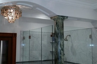 Inredning av ett modernt mellanstort en-suite badrum, med en dusch i en alkov, grå kakel, grå väggar, vinylgolv, svart golv och dusch med gångjärnsdörr