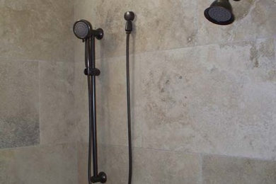 Diseño de cuarto de baño grande con ducha esquinera, baldosas y/o azulejos beige y paredes beige