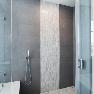 Exempel på ett mellanstort modernt en-suite badrum, med luckor med infälld panel, skåp i mörkt trä, en hörndusch, grå kakel, vit kakel, glasskiva, vita väggar, målat trägolv, ett undermonterad handfat och bänkskiva i kvartsit