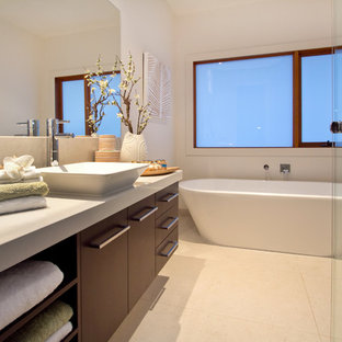 Ispirazione per una stanza da bagno tropicale con doccia a filo pavimento, vasca freestanding e lavabo a bacinella