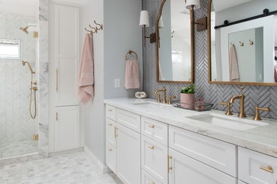 Exemple d'une salle de bain principale moderne avec un carrelage gris, des carreaux de céramique, un plan de toilette en marbre, un sol multicolore et un plan de toilette blanc.