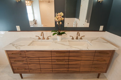 Ejemplo de cuarto de baño de estilo americano con puertas de armario de madera en tonos medios