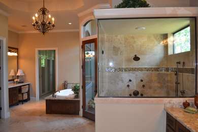 Foto de cuarto de baño principal mediterráneo grande con puertas de armario de madera en tonos medios, ducha esquinera, paredes beige, suelo de contrachapado y encimera de granito