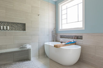 Exempel på ett modernt en-suite badrum, med skåp i shakerstil, skåp i mellenmörkt trä, ett fristående badkar, en kantlös dusch, en toalettstol med separat cisternkåpa, grå kakel, porslinskakel, blå väggar, klinkergolv i porslin, ett undermonterad handfat och bänkskiva i kvarts