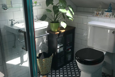 Стильный дизайн: ванная комната в современном стиле с полом из керамической плитки - последний тренд
