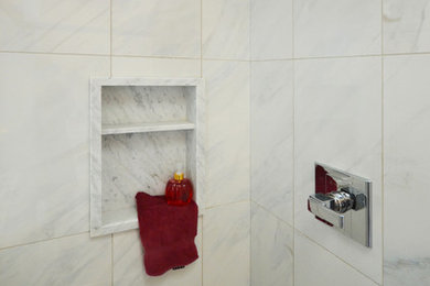 カルガリーにあるコンテンポラリースタイルのおしゃれな浴室 (アルコーブ型シャワー、白いタイル、磁器タイル) の写真