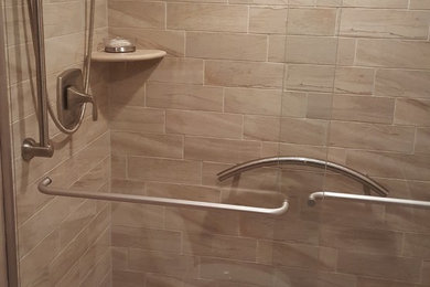 Foto de cuarto de baño principal contemporáneo de tamaño medio con ducha abierta, baldosas y/o azulejos beige, baldosas y/o azulejos de porcelana, suelo de baldosas de porcelana y paredes beige