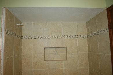 Idée de décoration pour une salle de bain principale design de taille moyenne avec un lavabo posé, une baignoire en alcôve, un combiné douche/baignoire, WC séparés, un carrelage beige, des carreaux de porcelaine et un mur vert.