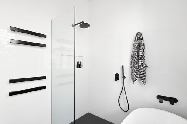 Modern Badezimmer by smarterBATHROOMS+