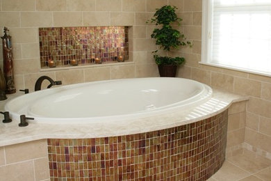 Foto di una grande stanza da bagno padronale classica con ante lisce, ante in legno bruno, vasca da incasso, WC monopezzo, pareti beige, pavimento con piastrelle in ceramica e lavabo sottopiano