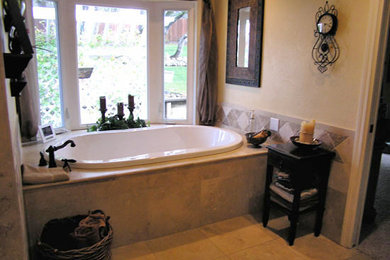 Diseño de cuarto de baño principal tradicional grande con bañera empotrada, baldosas y/o azulejos beige, baldosas y/o azulejos de piedra, paredes beige y suelo de baldosas de cerámica