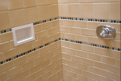 Foto de cuarto de baño principal de tamaño medio con ducha esquinera