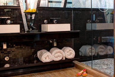 Idee per una stanza da bagno minimalista con doccia ad angolo, lavabo a bacinella e nessun'anta