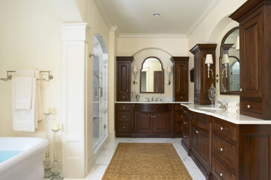 Diseño de cuarto de baño principal clásico de tamaño medio con bañera exenta y paredes beige