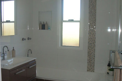Inredning av ett modernt litet badrum