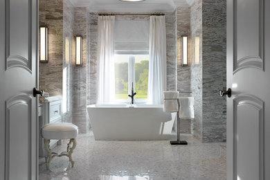 Foto de cuarto de baño principal tradicional renovado con armarios con paneles empotrados, puertas de armario blancas, bañera exenta, baldosas y/o azulejos grises y baldosas y/o azulejos blancos