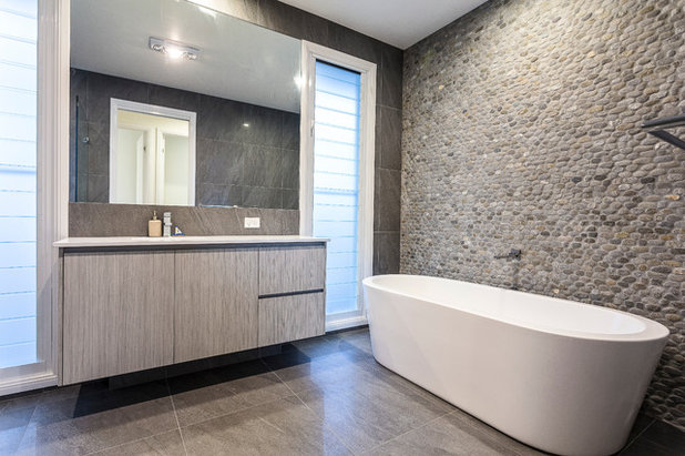 コンテンポラリー 浴室 by Vantage Building Group