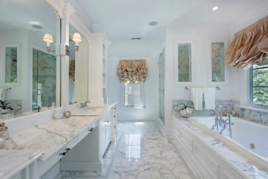 Ejemplo de cuarto de baño moderno grande con armarios con paneles lisos, puertas de armario blancas, ducha esquinera, lavabo encastrado, encimera de mármol, suelo blanco, ducha con puerta con bisagras y encimeras blancas
