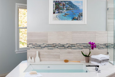 Imagen de cuarto de baño principal clásico renovado de tamaño medio con puertas de armario de madera en tonos medios, bañera encastrada, ducha esquinera, baldosas y/o azulejos beige y paredes azules