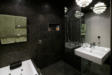 Ejemplo de cuarto de baño principal contemporáneo con ducha abierta, sanitario de una pieza, baldosas y/o azulejos negros y paredes negras