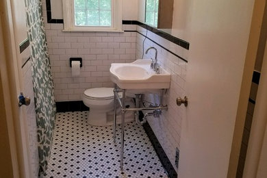 Ispirazione per una piccola stanza da bagno classica con WC a due pezzi, piastrelle bianche, piastrelle in ceramica, pavimento in gres porcellanato e lavabo a consolle