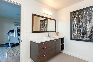 Esempio di una stanza da bagno con doccia minimal di medie dimensioni con ante lisce, ante in legno bruno, pareti bianche e lavabo sottopiano