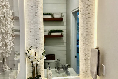 Diseño de cuarto de baño único y flotante contemporáneo pequeño con sanitario de una pieza, baldosas y/o azulejos blancos, baldosas y/o azulejos en mosaico, aseo y ducha, lavabo integrado, encimera de cuarzo compacto y encimeras blancas