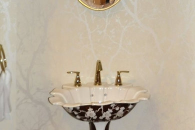 Klassisk inredning av ett mellanstort brun brunt badrum med dusch, med ett platsbyggt badkar, en dusch/badkar-kombination, en toalettstol med hel cisternkåpa, brun kakel, keramikplattor, beige väggar, mellanmörkt trägolv, ett piedestal handfat, träbänkskiva, flerfärgat golv och dusch med gångjärnsdörr