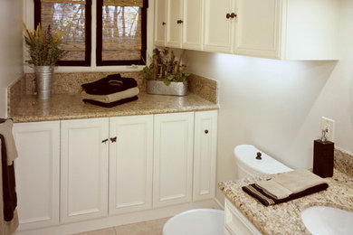 Bild på ett litet vintage badrum, med ett undermonterad handfat, skåp i shakerstil, vita skåp, granitbänkskiva, en toalettstol med separat cisternkåpa, beige kakel, porslinskakel, beige väggar och klinkergolv i porslin