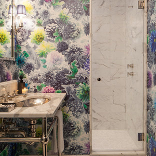 Kleines Klassisches Badezimmer mit Waschtischkonsole, Marmor-Waschbecken/Waschtisch, weißen Fliesen, Steinfliesen, bunten Wänden, Mosaik-Bodenfliesen und Duschnische in New York