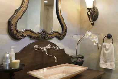 Idéer för att renovera ett litet vintage brun brunt badrum med dusch, med ett fristående handfat, träbänkskiva, skåp i mörkt trä och luckor med infälld panel