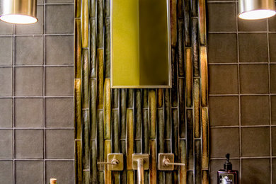 オマハにあるエクレクティックスタイルのおしゃれな浴室 (グレーのタイル、ガラスタイル、グレーの壁、ベッセル式洗面器) の写真