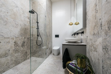Пример оригинального дизайна: большая ванная комната в современном стиле с плоскими фасадами, серыми фасадами, открытым душем, раздельным унитазом, разноцветной плиткой, керамогранитной плиткой, разноцветными стенами, полом из керамогранита, душевой кабиной, настольной раковиной, столешницей из известняка, разноцветным полом и открытым душем
