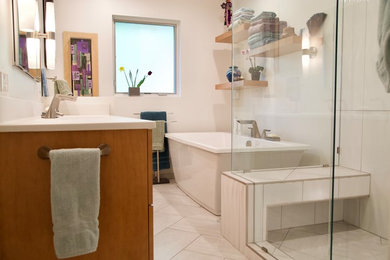 カンザスシティにあるミッドセンチュリースタイルのおしゃれな浴室の写真