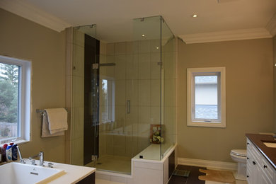 Diseño de cuarto de baño principal contemporáneo de tamaño medio con ducha esquinera