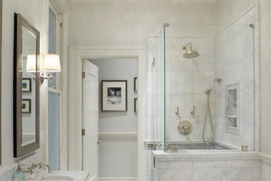 サンフランシスコにあるトランジショナルスタイルのおしゃれな浴室 (大理石の洗面台、置き型浴槽、白いタイル、セラミックタイルの床) の写真
