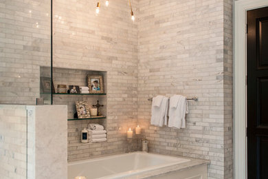 Réalisation d'une salle de bain principale et beige et blanche tradition avec une baignoire posée, un carrelage blanc, un sol en marbre et du carrelage en marbre.