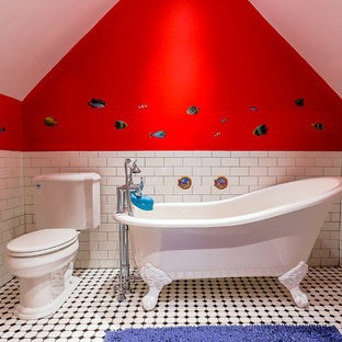 Idéer för att renovera ett vintage badrum för barn, med ett badkar med tassar, en toalettstol med separat cisternkåpa, vit kakel, tunnelbanekakel och röda väggar