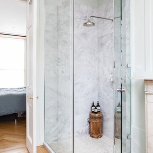 Ispirazione per una stanza da bagno chic con doccia ad angolo, pareti verdi e pavimento in legno massello medio