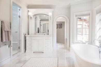Стильный дизайн: большая главная ванная комната в классическом стиле с фасадами с декоративным кантом, белыми фасадами, отдельно стоящей ванной, душем в нише, раздельным унитазом, серой плиткой, мраморной плиткой, серыми стенами, мраморным полом, врезной раковиной, мраморной столешницей, серым полом, душем с распашными дверями и белой столешницей - последний тренд
