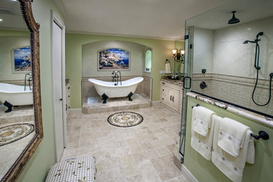 マイアミにあるトラディショナルスタイルのおしゃれな浴室の写真
