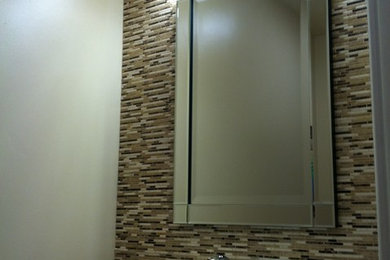 Foto de cuarto de baño contemporáneo con lavabo sobreencimera, armarios con paneles lisos, puertas de armario blancas, encimera de granito, sanitario de dos piezas y baldosas y/o azulejos beige