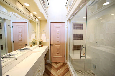Idéer för att renovera ett litet vintage badrum, med ett avlångt handfat, skåp i shakerstil, vita skåp, bänkskiva i kvarts, en dusch i en alkov, vit kakel, keramikplattor, svarta väggar, vinylgolv, brunt golv och dusch med gångjärnsdörr