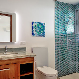 Inspiration för mellanstora moderna grönt en-suite badrum, med släta luckor, skåp i mellenmörkt trä, en öppen dusch, en vägghängd toalettstol, blå kakel, mosaik, vita väggar, ett undermonterad handfat och granitbänkskiva